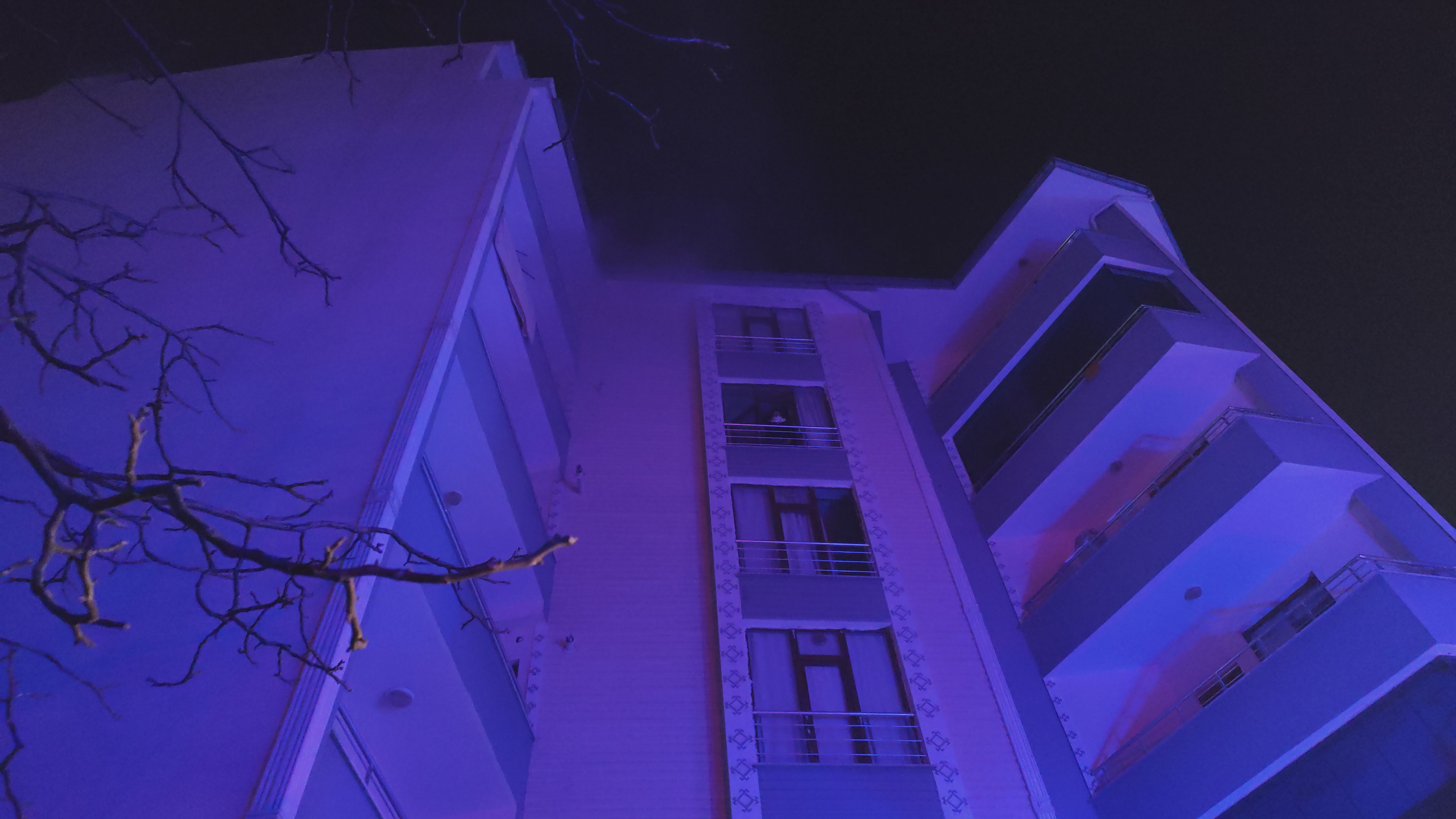 Erciş’te Apartmanda Yangınında 15 Kişi Dumandan Etkilendi (3)