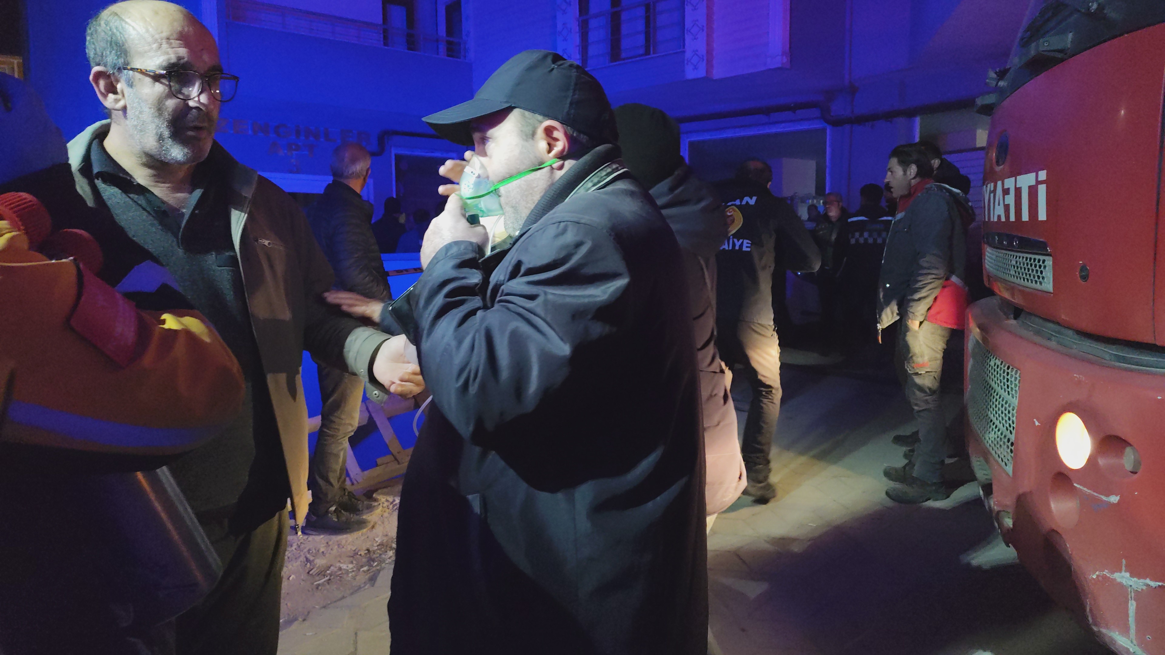 Erciş’te Apartmanda Yangınında 15 Kişi Dumandan Etkilendi (4)