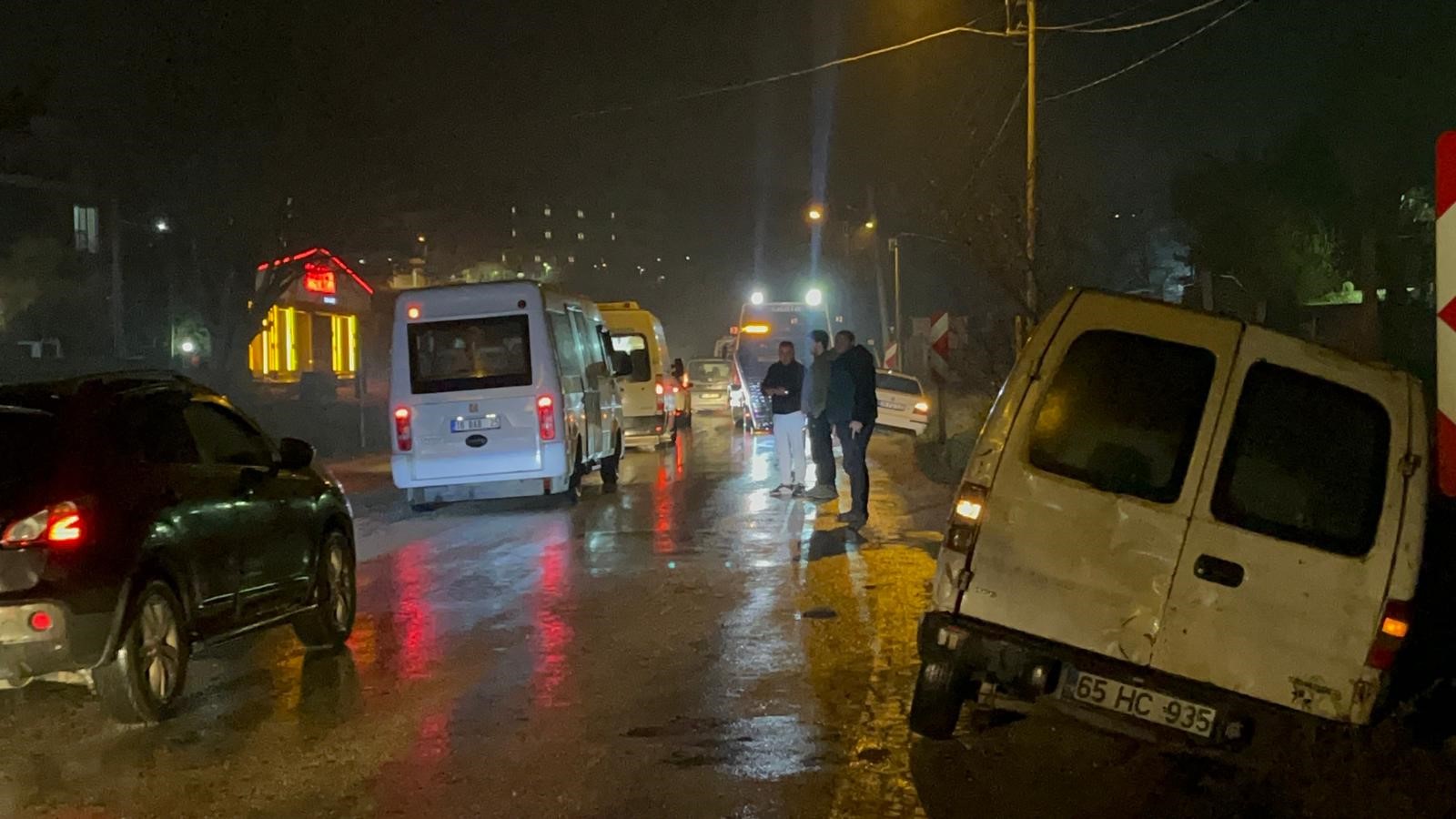 Eskişehir’de Yağmur Nedeniyle Aynı Yolda 4 Ayrı Kaza Meydana Geldi. Bir Otomobilin Duvara Çarptığı Kazada 1 Kişi Yaralanırken, Diğer Sürücüler Kazaların Önüne Geçmek Için Yoğun Çaba Gösterdi (1)