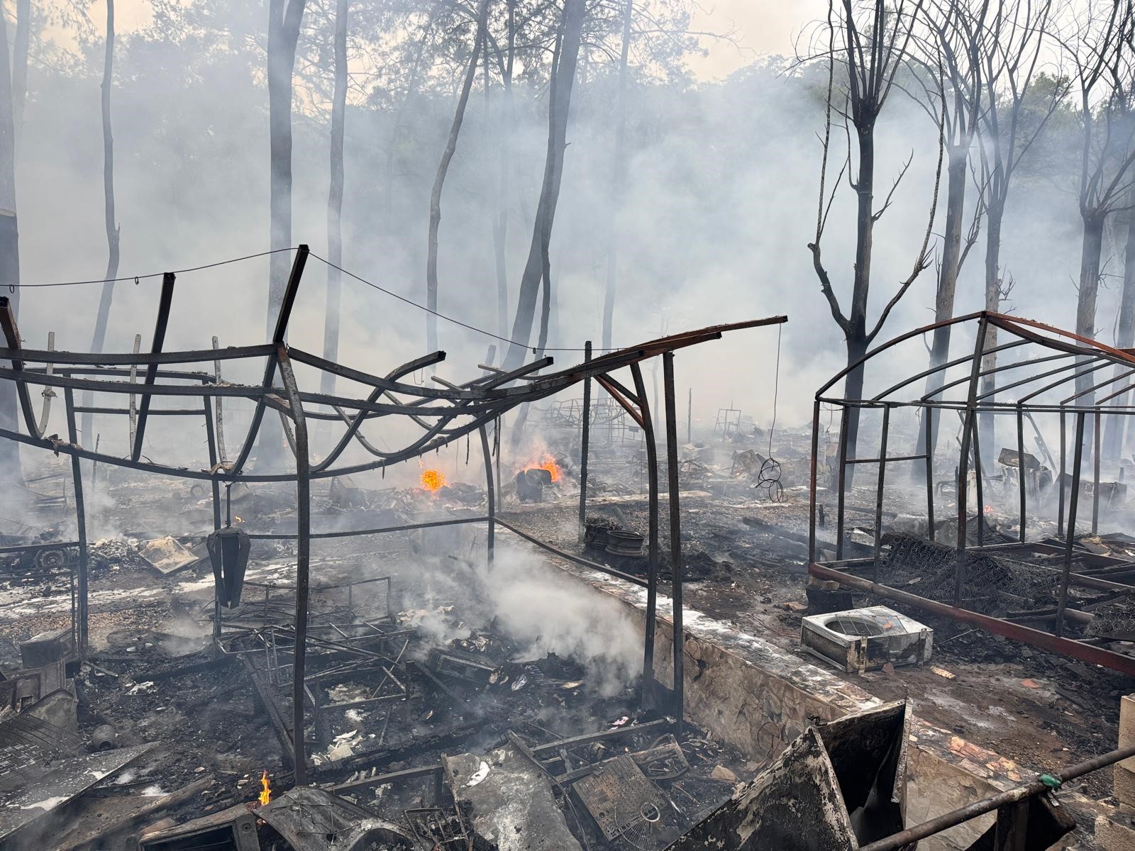 Fethiye Katrancı Koyu’nda Çıkan Yangında Onlarca Karavan Ve Bungalov Kül Oldu. Alevler Ormana Sıçradı, Ekipler Yangını Kontrol Altına Aldı (2)