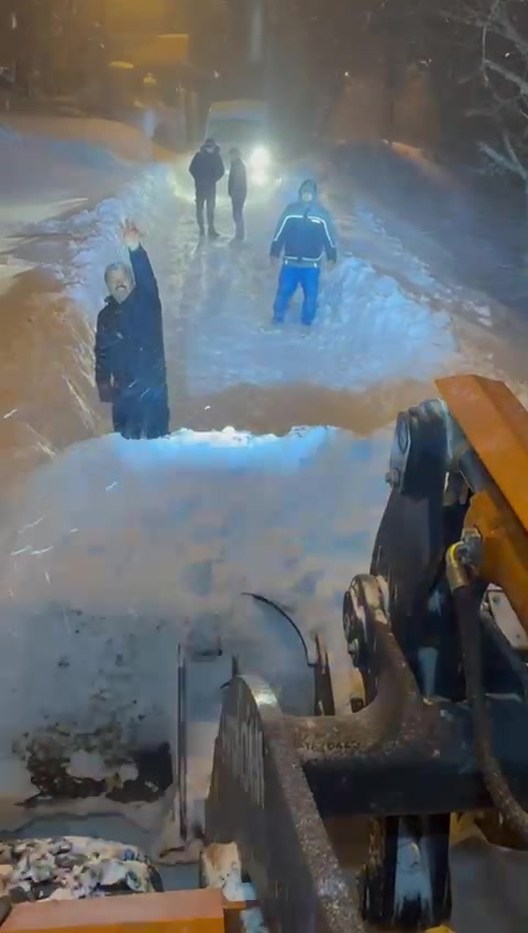 Gercüş'te Araçlarıyla Yolda Mahsur Kalan 10 Işçi Kurtarıldı (3)