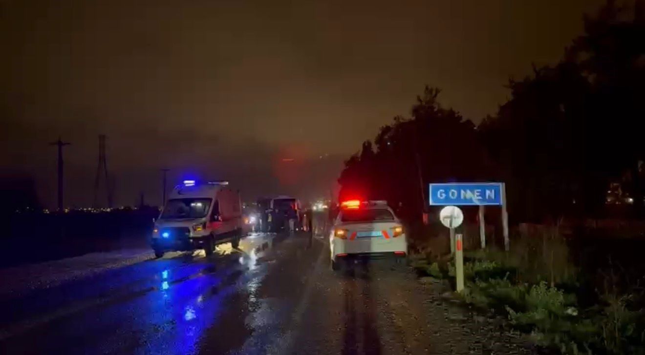 Gönen’de Işçi Servisi Ile Otomobil Çarpıştı! 1 Ölü, 13 Yaralı (1)