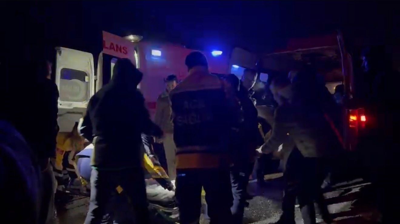 Gönen’de Işçi Servisi Ile Otomobil Çarpıştı! 1 Ölü, 13 Yaralı (2)