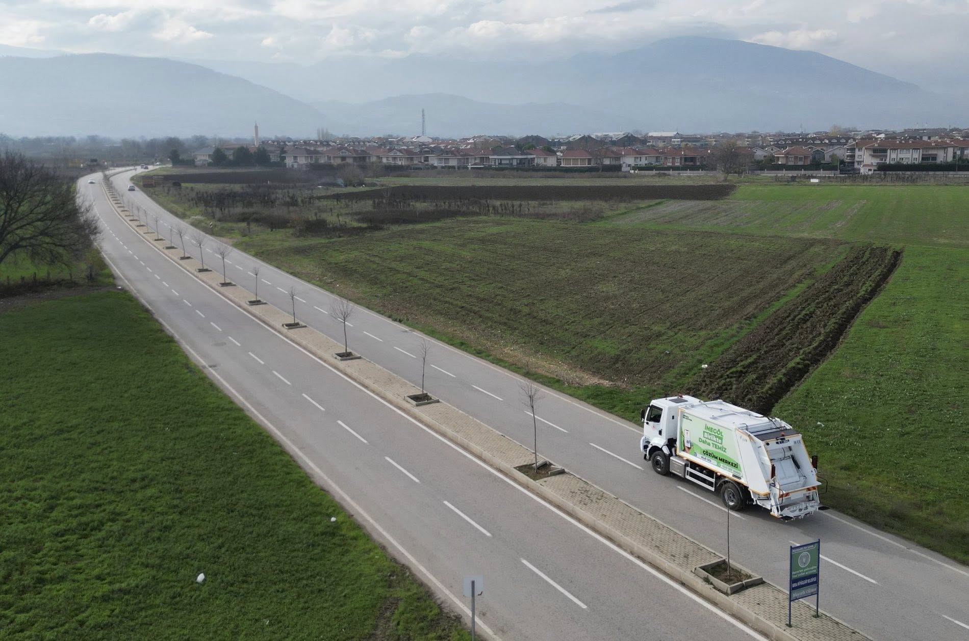 İnegöl Belediyesi’ne Yapay Zekâ Destekli 4 Yeni Çöp Toplama Aracı (1)