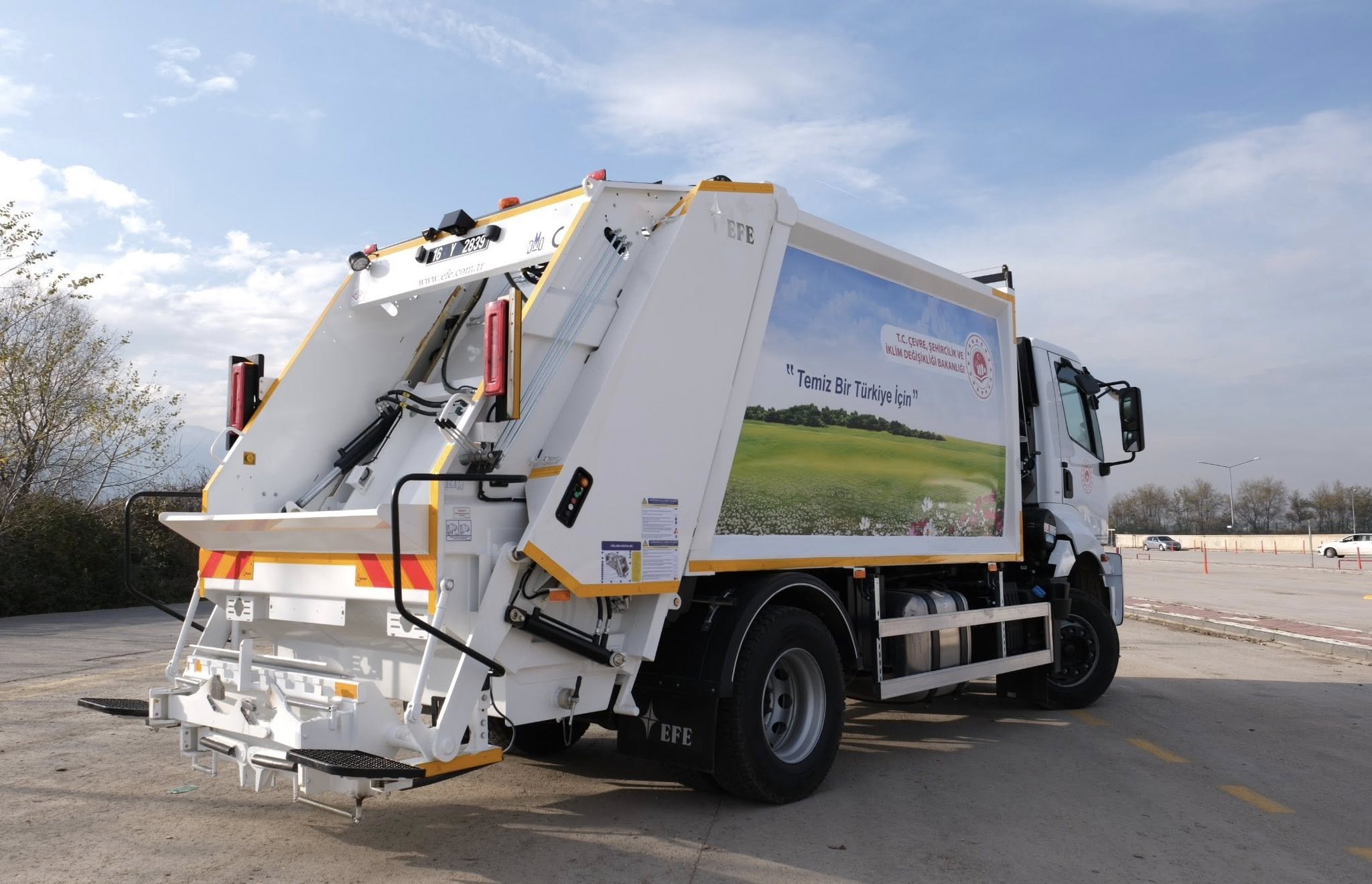 İnegöl Belediyesi’ne Yapay Zekâ Destekli 4 Yeni Çöp Toplama Aracı (3)