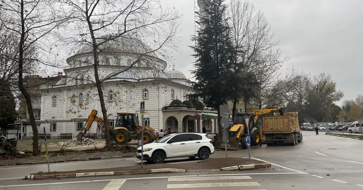 İnegöl Fatih Camii’nin Şadırvanı Ve Duvarları Yıkıldı! (12)