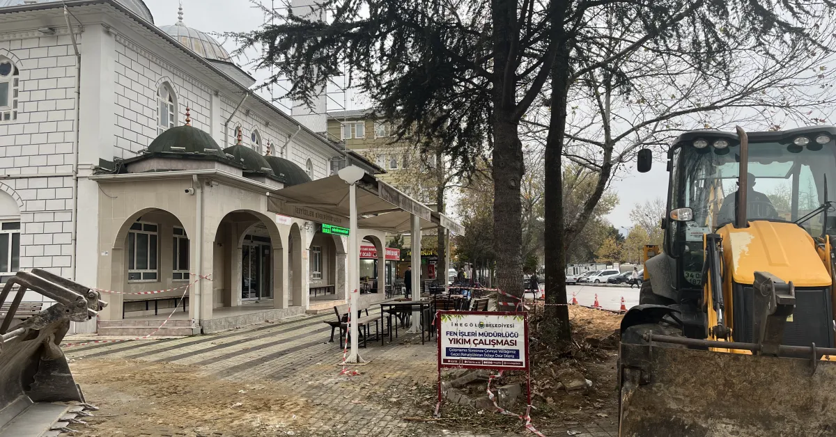 İnegöl Fatih Camii’nin Şadırvanı Ve Duvarları Yıkıldı! (3)