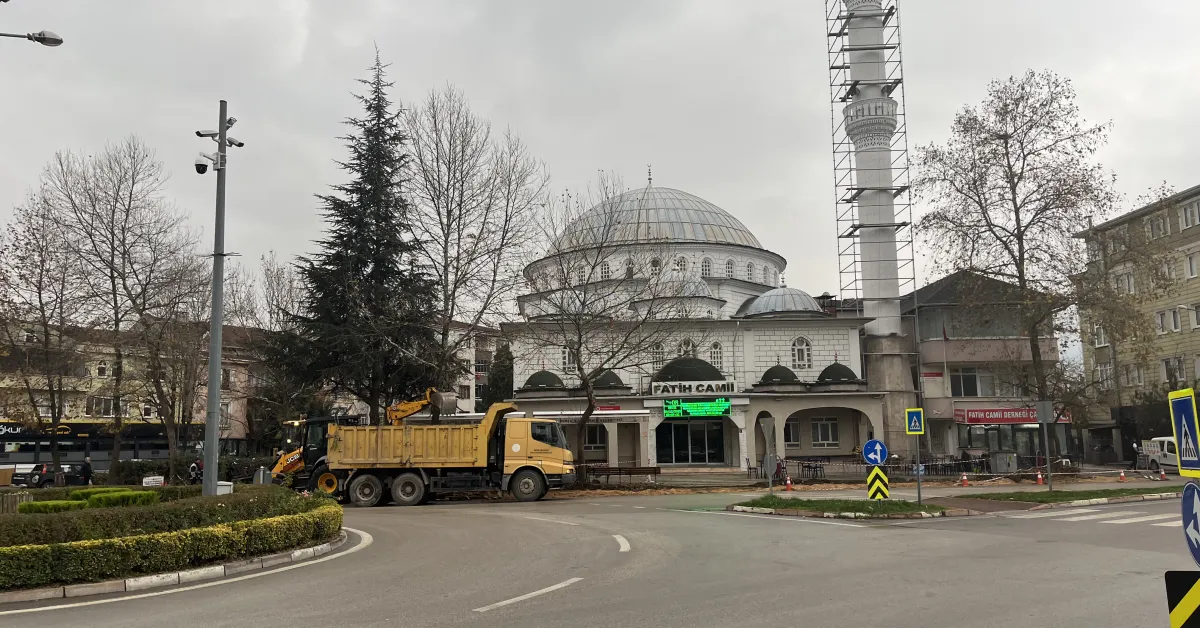 İnegöl Fatih Camii’nin Şadırvanı Ve Duvarları Yıkıldı! (4)