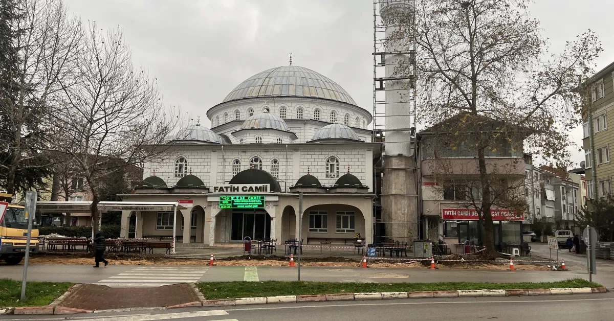 İnegöl Fatih Camii’nin Şadırvanı Ve Duvarları Yıkıldı! (7)