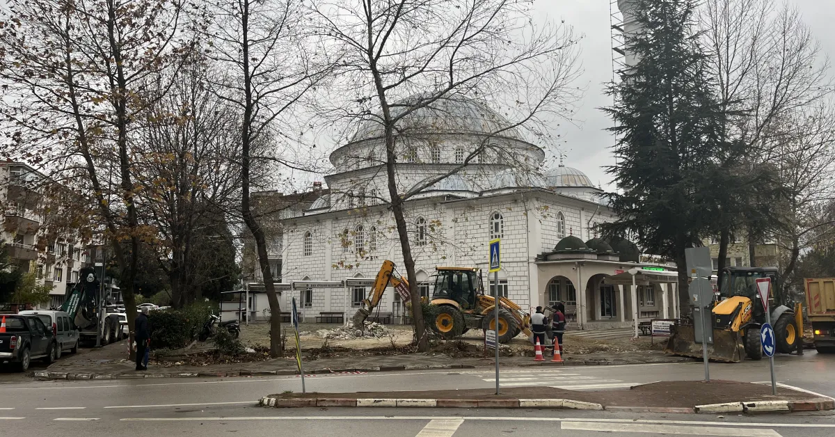 İnegöl Fatih Camii’nin Şadırvanı Ve Duvarları Yıkıldı! (9)