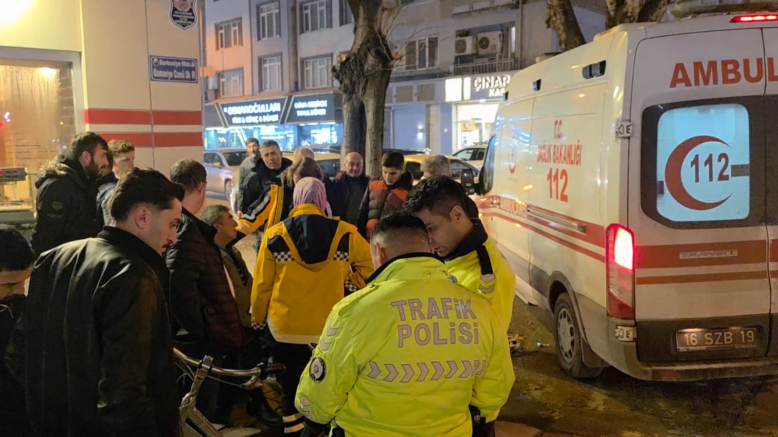 İnegöl Ilçesinde Otomobil Ile Bisikletin Karıştığı Kazada Bisiklet Sürücüsü Yaralandı. Yaralı, Hastaneye Gitmeyi Reddetti (1)