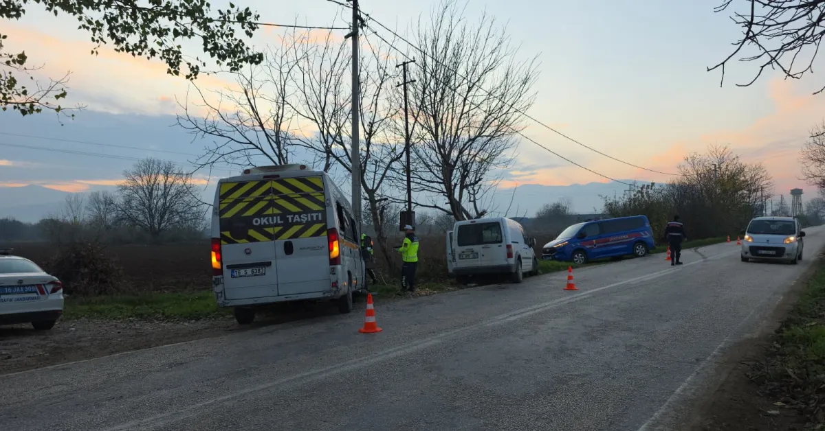 İnegöl Kurşunlu Yolunda Servis Aracı Kaza Yaptı! Çok Sayıda Yaralı (2)