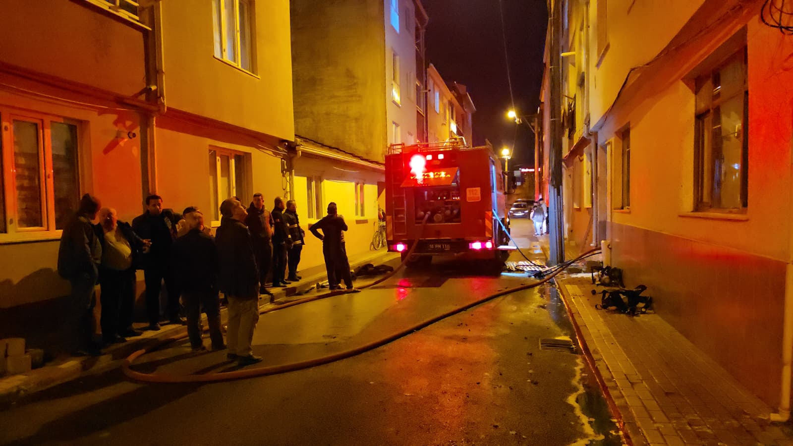 İnegöl’de 3 Katlı Binanın Çatı Katında Yangın Paniğe Neden Oldu