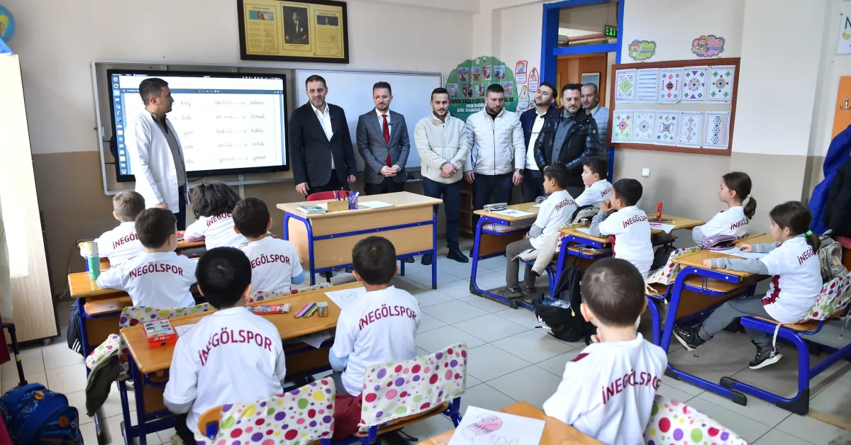 İnegöl’de 65 Öğrenciye Forma Desteği Verildi (2)