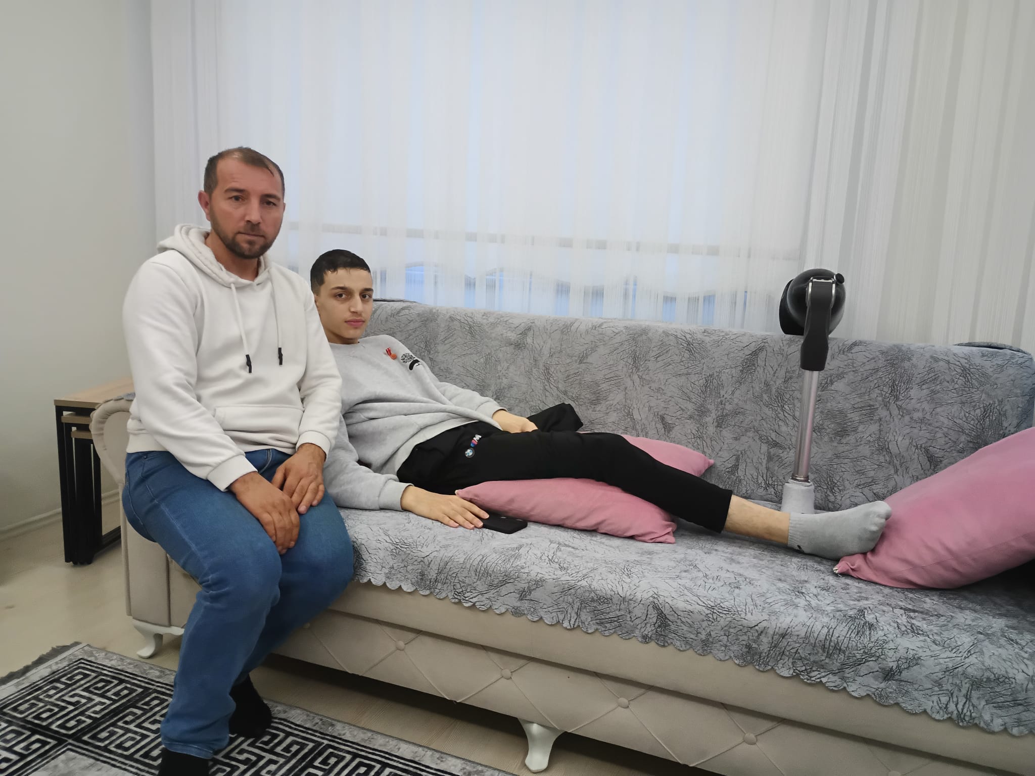 İnegöl’de Bacağı Ampute Edilen Genç, Sağ Bacağındaki Tümörle Mücadele Ediyor (1)