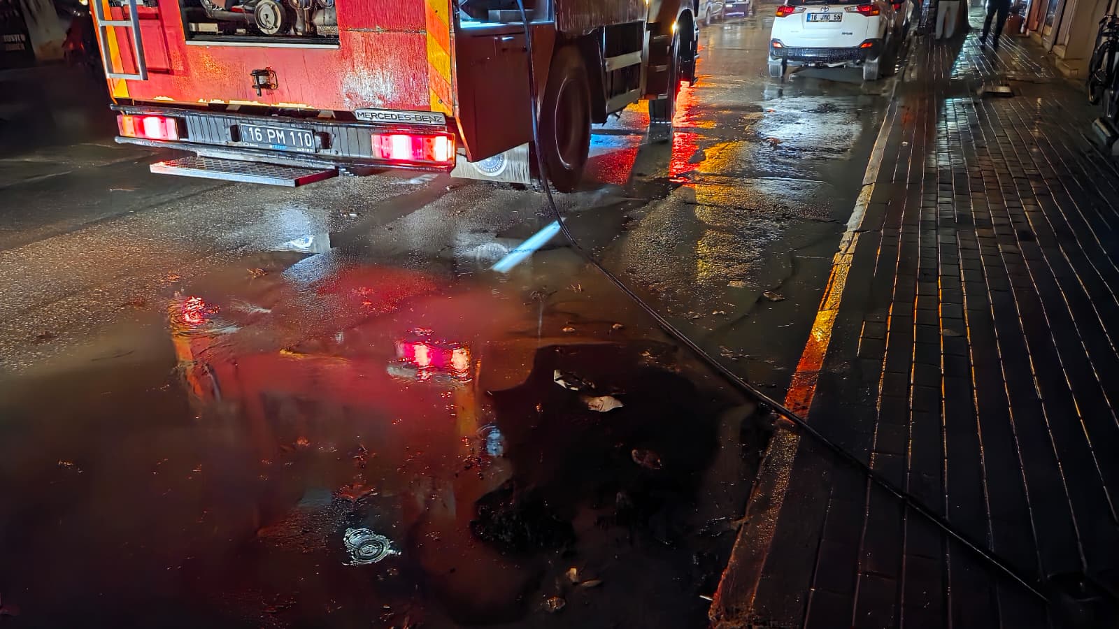 İnegöl’de Bir Apartmanın Çatısında Bacadan Çıkan Yangın Paniğe Yol Açtı. (1)