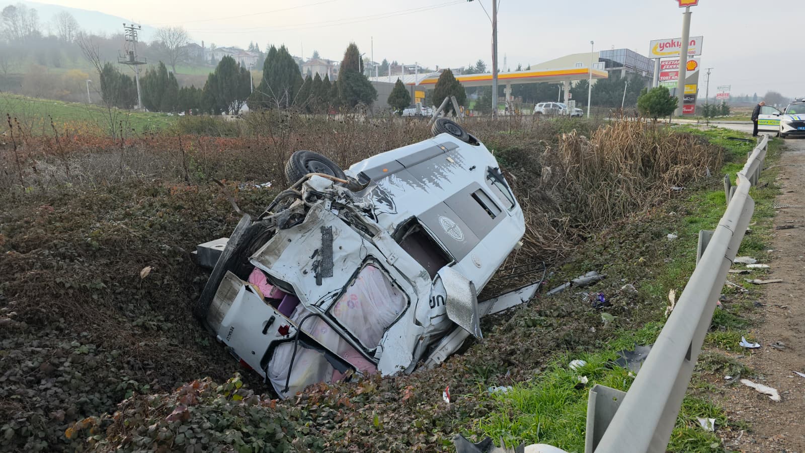 İnegöl'de Feci Kaza! Tırla Çarpışan Karavan Şarampole Yuvarlandı (2)