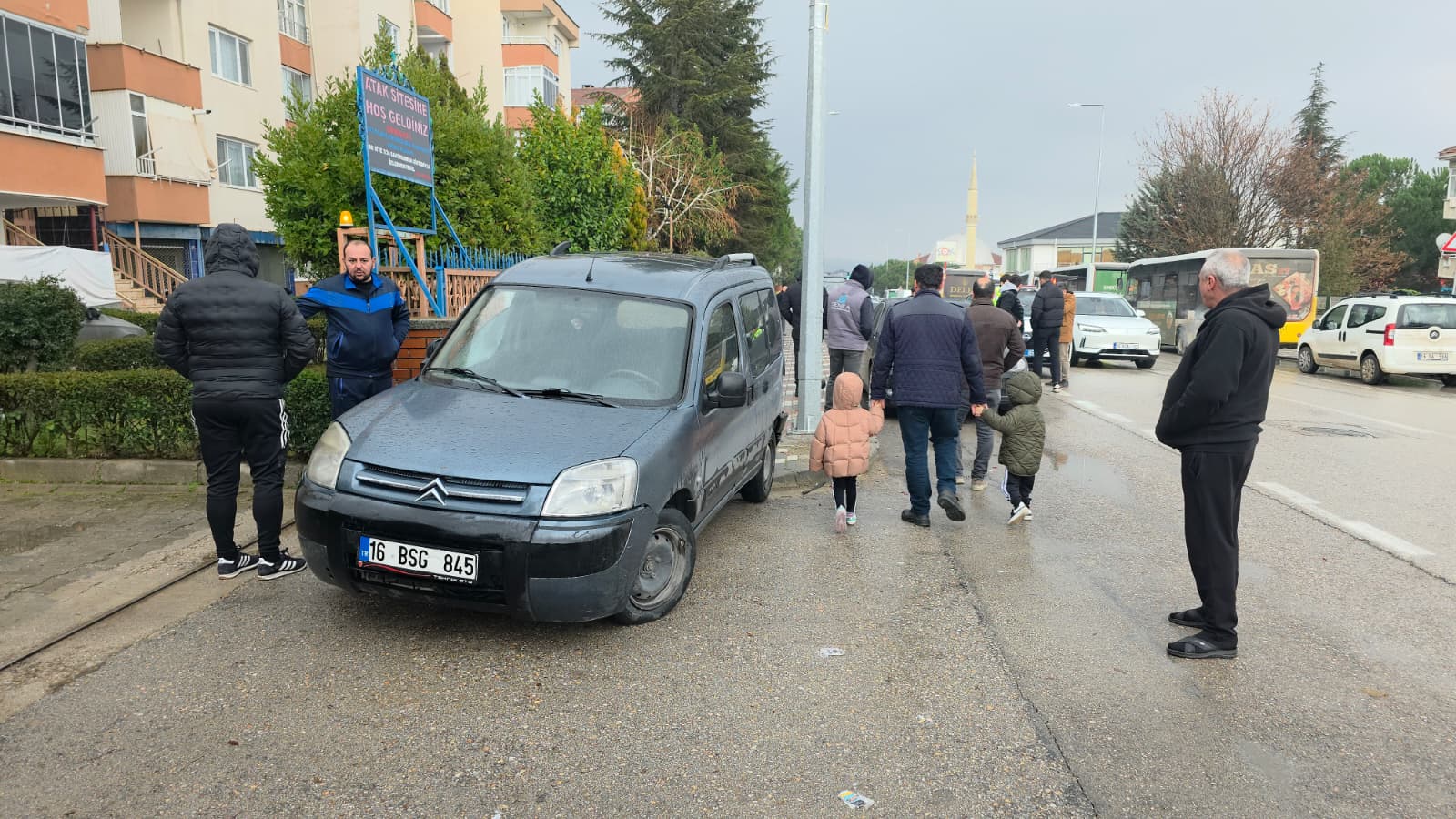 İnegöl’de Iki Araç Çarpıştı (1)