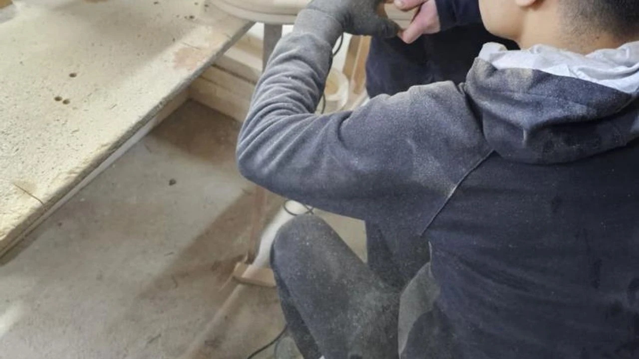 Inegolde Isci Elini Tahtaya Cakti