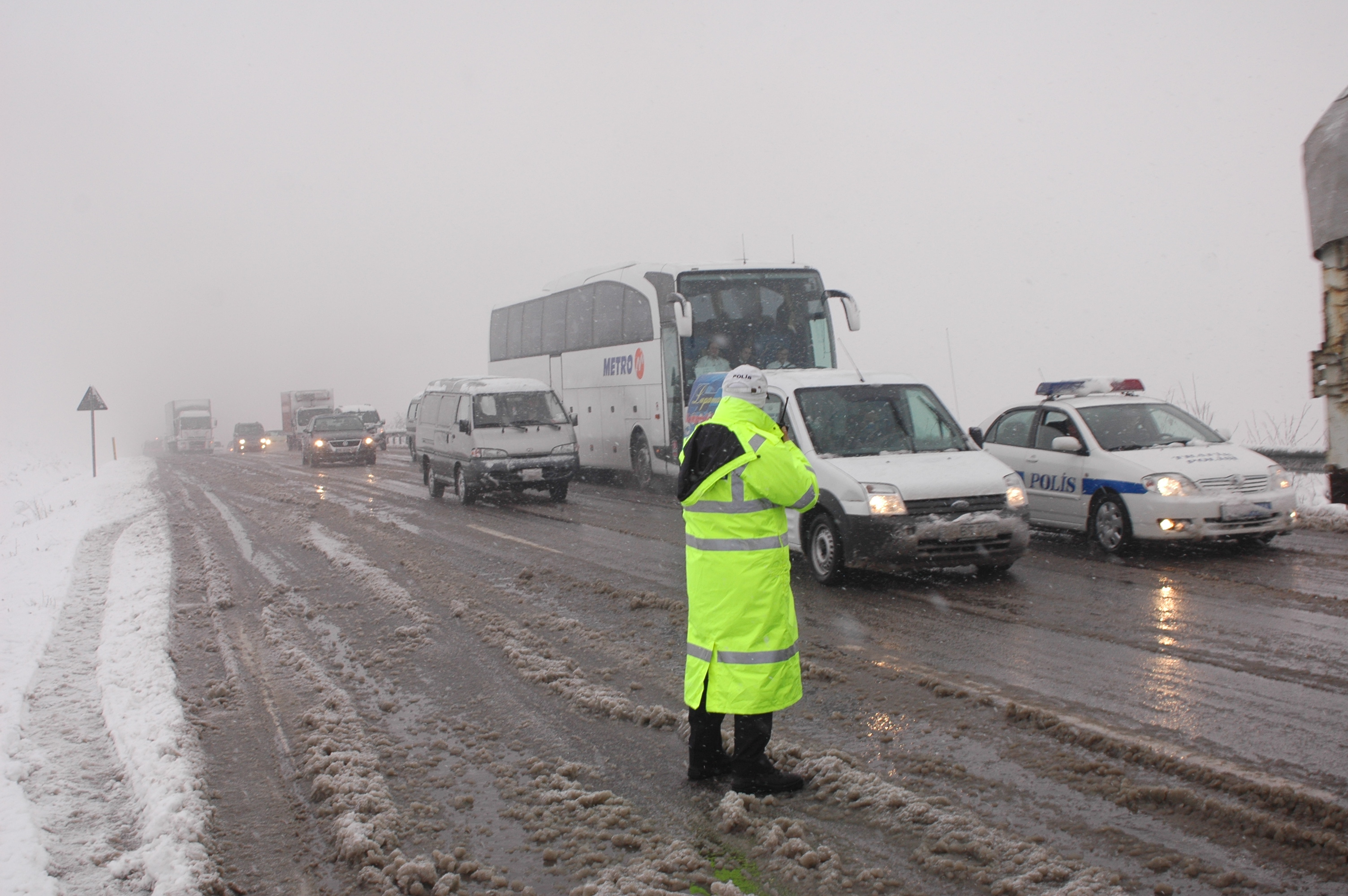 İnegöl’de Kar Hayatı Felç Etti Arşiv Haber 2008 Gençgazete (10)