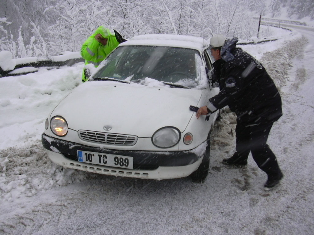 İnegöl’de Kar Hayatı Felç Etti Arşiv Haber 2008 Gençgazete (9)