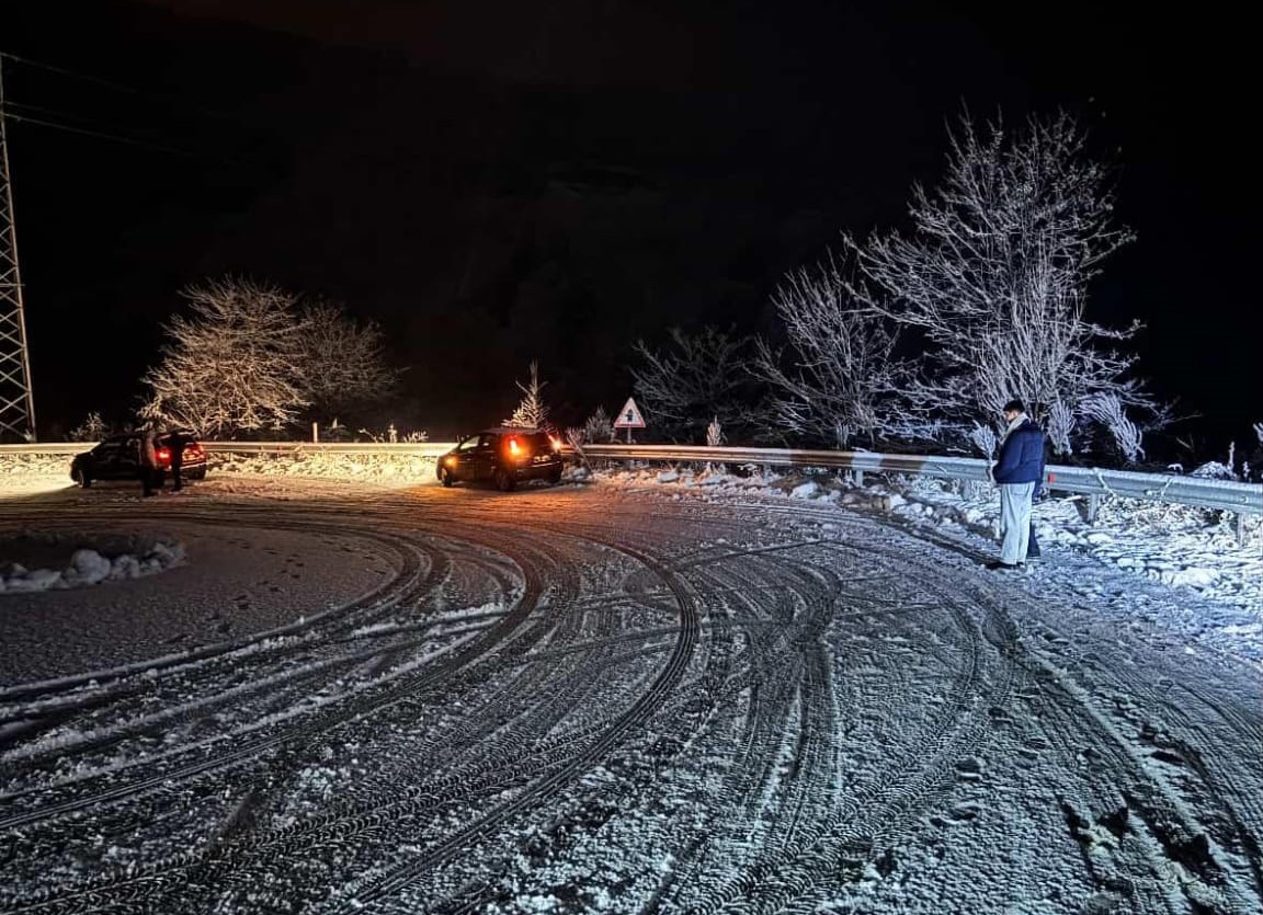 İnegöl’de Kar Nedeniyle O Yol Kapandı, Bölgeye Çok Sayıda Ekip Sevk Edildi (2)