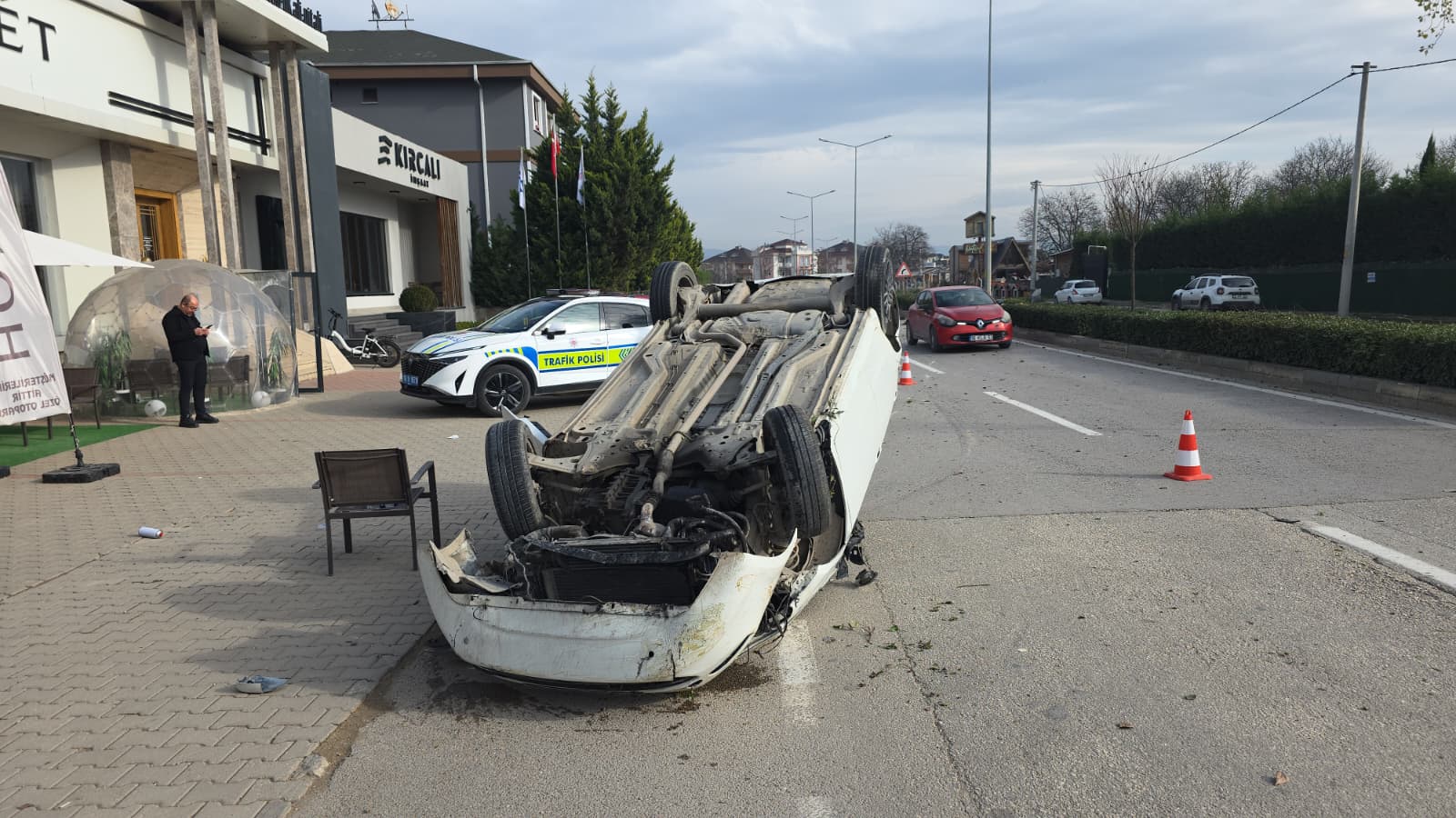 İnegöl’de Lastiği Patlayan Otomobil Takla Attı! (2)