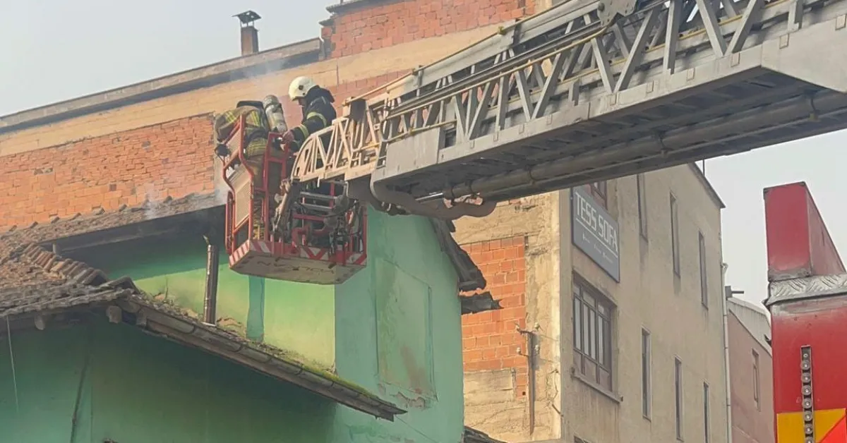 İnegöl’de Mobilya Imalathanesinde Çatı Yangını Çıktı