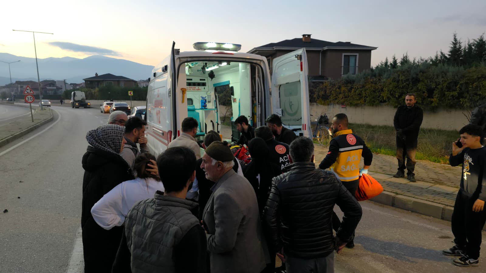 İnegöl’de Motosiklet Yayaya Çarptı! 2 Kişi Ağır Yaralı (1)