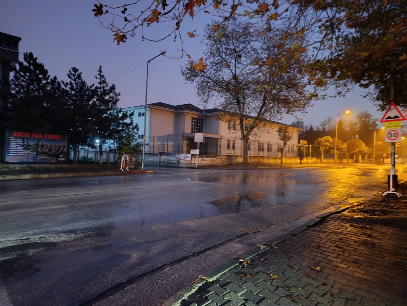 İnegöl’de Öğrenciler Karanlıkta Okula Gidiyor! Okullar Bölgesinde Aydınlatma Krizi (2)