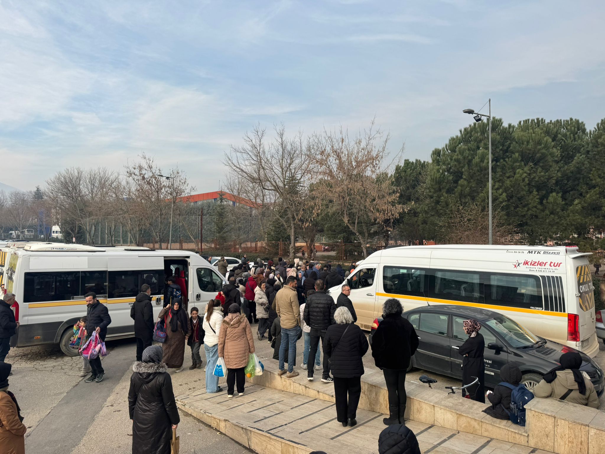 İnegöl’de Okul Çıkışındaki Yoğunluğun Nedeni Açıklandı (1)