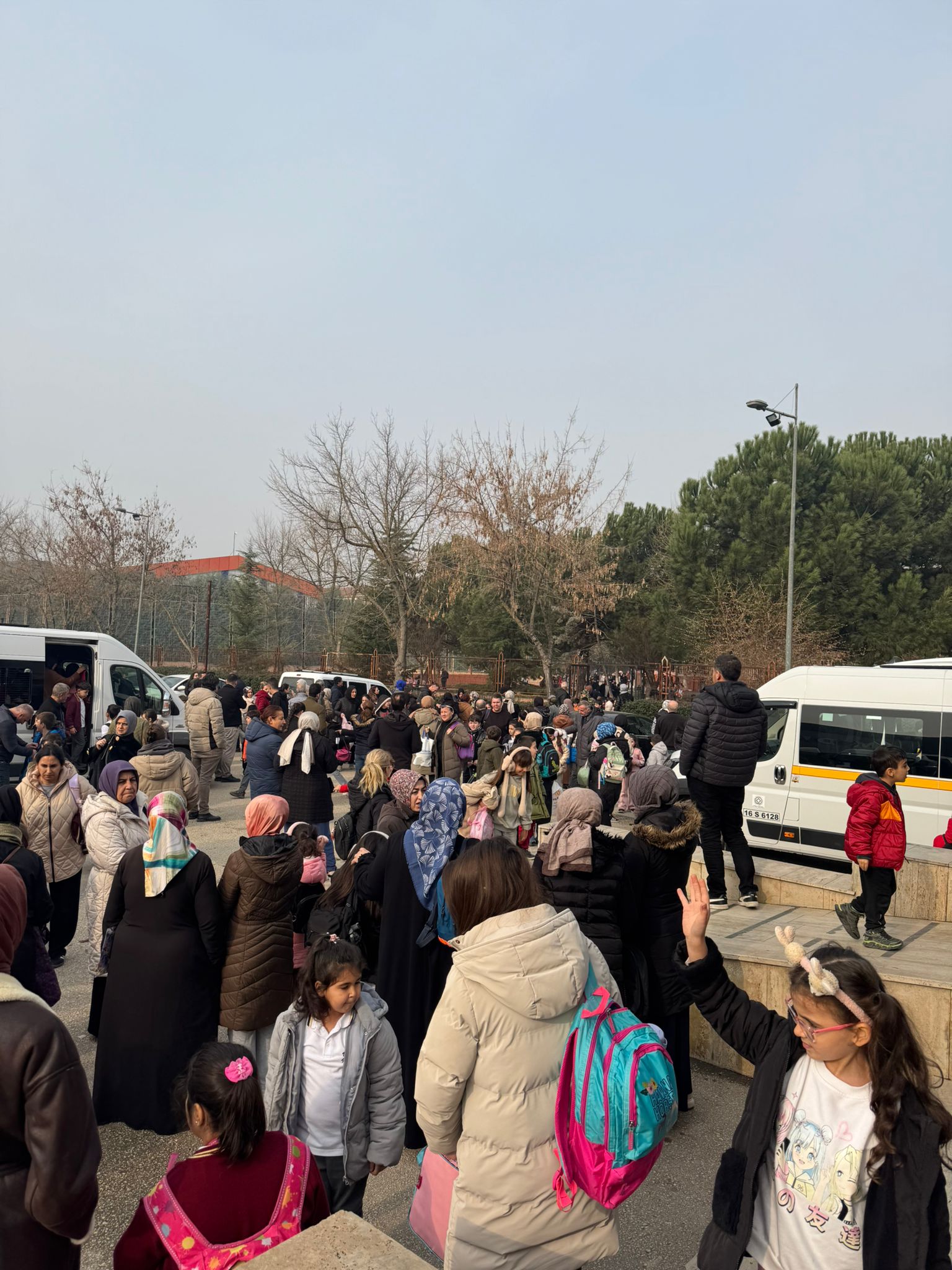 İnegöl’de Okul Çıkışındaki Yoğunluğun Nedeni Açıklandı (3)