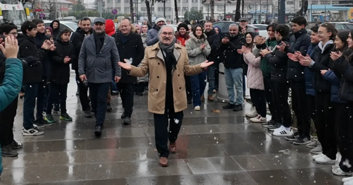 İnegöl'de Orhan Erdoğan Emekli Oldu! Öğrenciler Veda Koridoru İle Uğurladı.. (1)