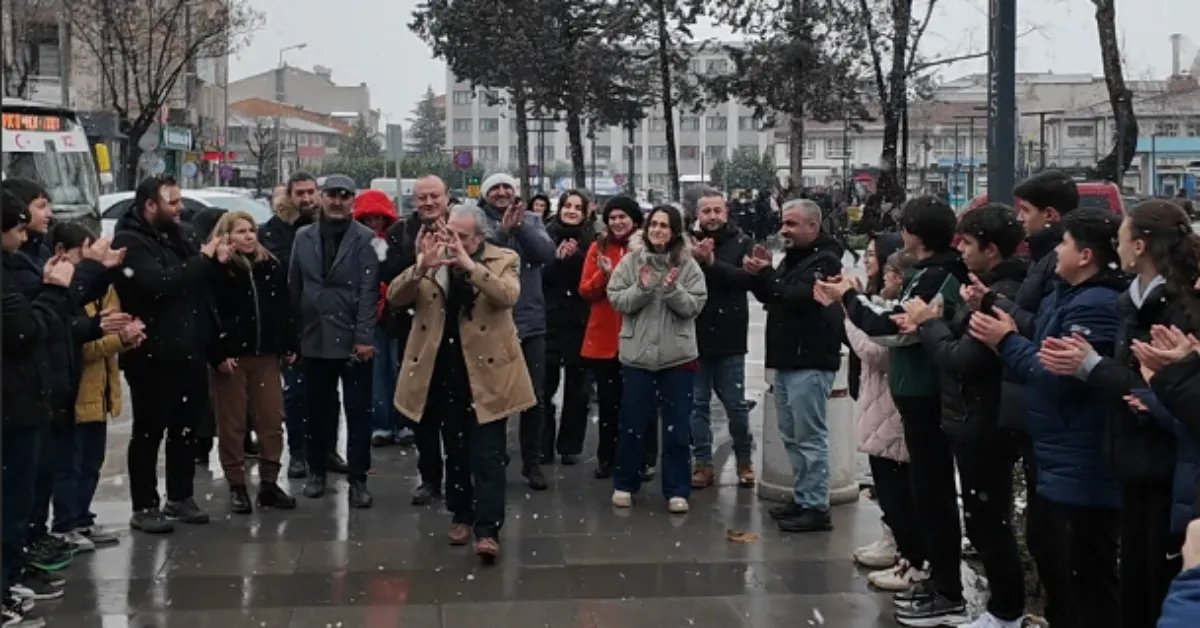 İnegöl'de Orhan Erdoğan Emekli Oldu! Öğrenciler Veda Koridoru İle Uğurladı.. (3)
