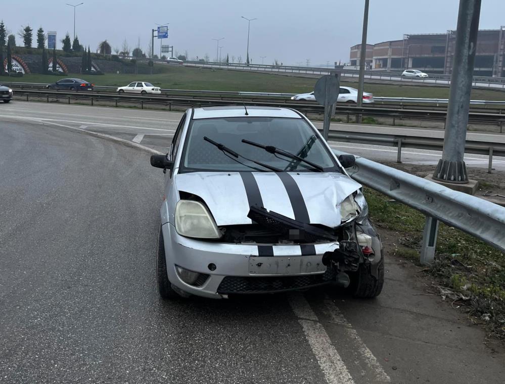 İnegöl'de Otomobil Bariyerlere Çarptı! Yaralılar Var (1)