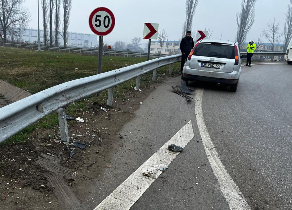 İnegöl'de Otomobil Bariyerlere Çarptı! Yaralılar Var (2)