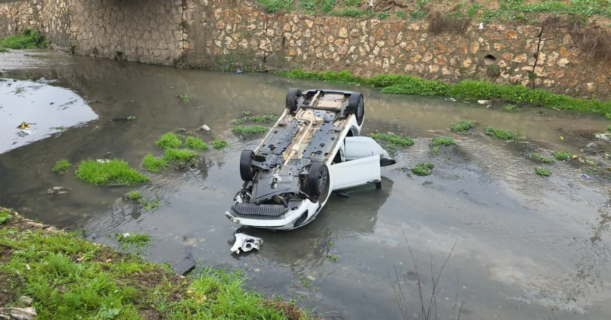 İnegöl’de Otomobil Dereye Uçtu 3 Kişi Yaralandı (2)