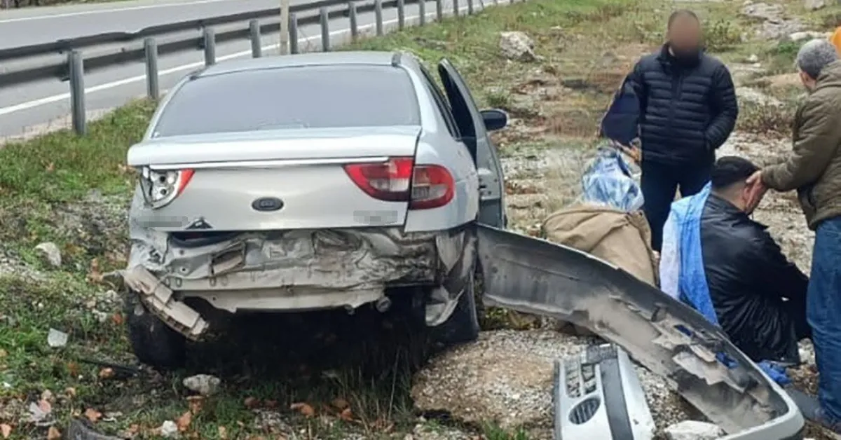 İnegöl’de Otomobil Refüje Girdi 2 Yaralı