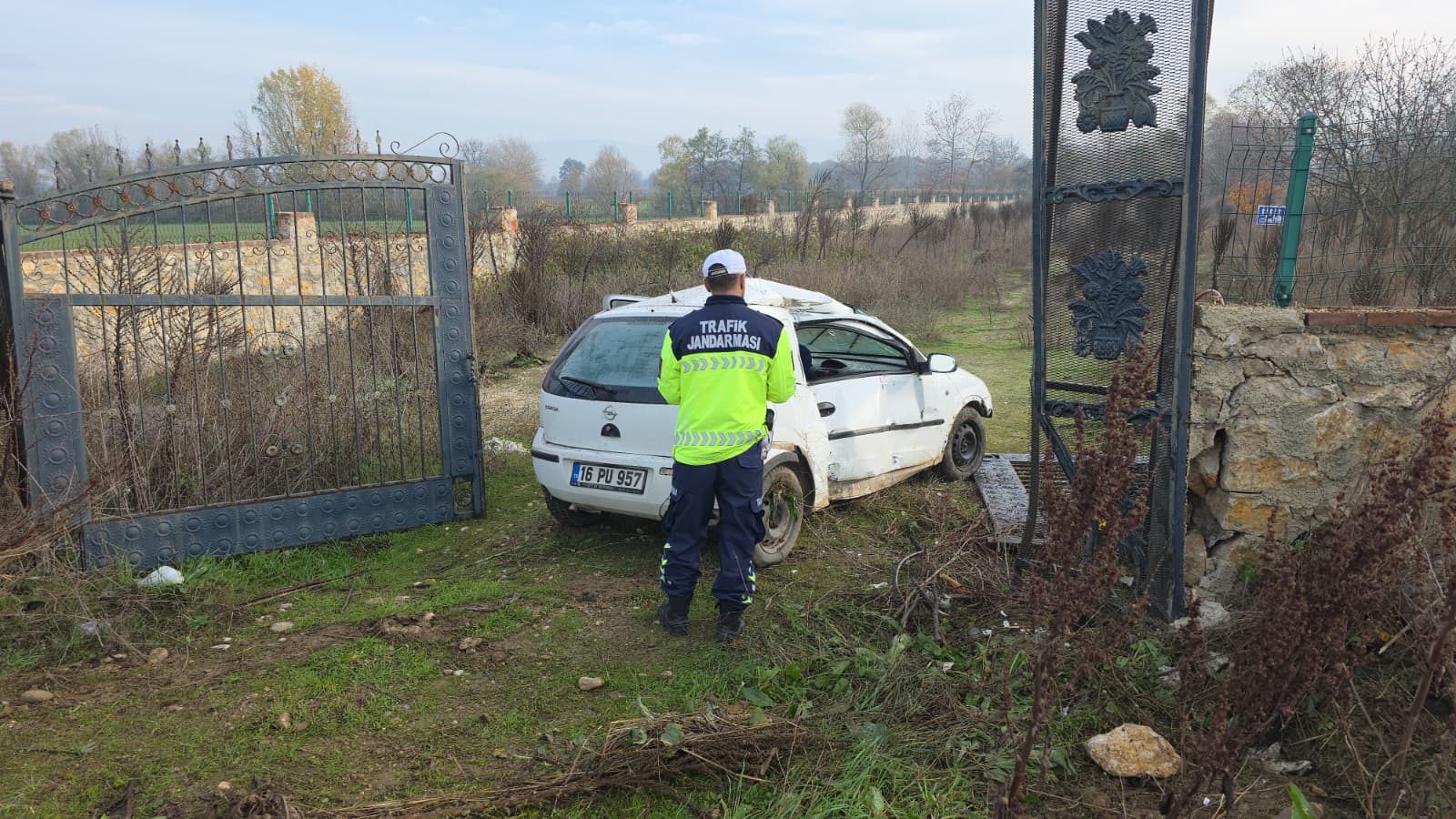 İnegöl’de Otomobil Yoldan Çıktı! Sürücü Hastaneye Kaldırıldı (1)