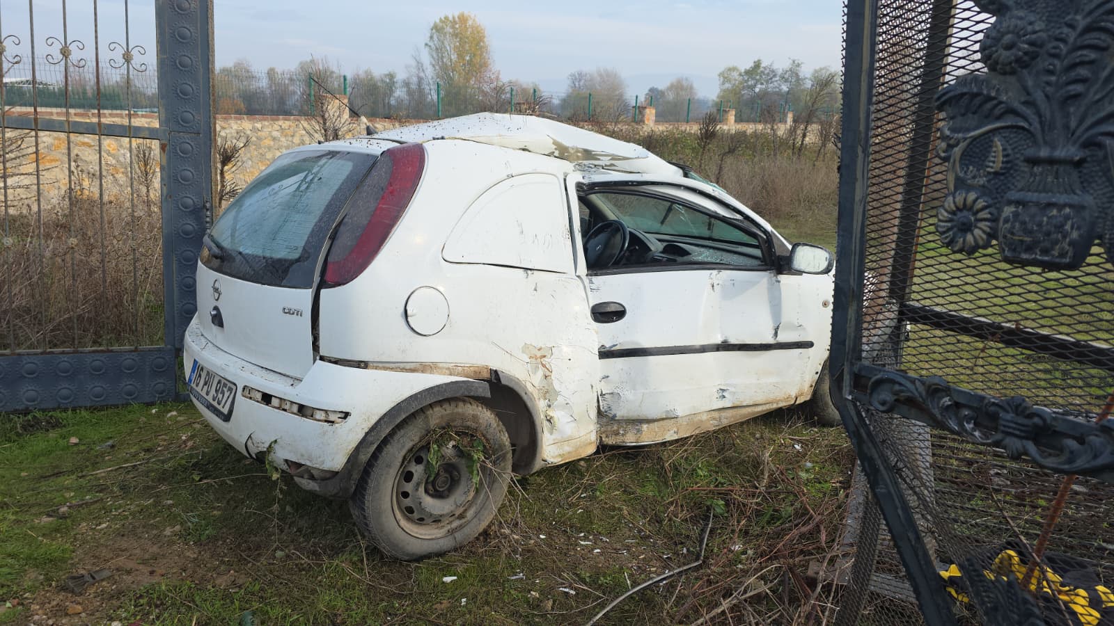 İnegöl’de Otomobil Yoldan Çıktı! Sürücü Hastaneye Kaldırıldı (2)