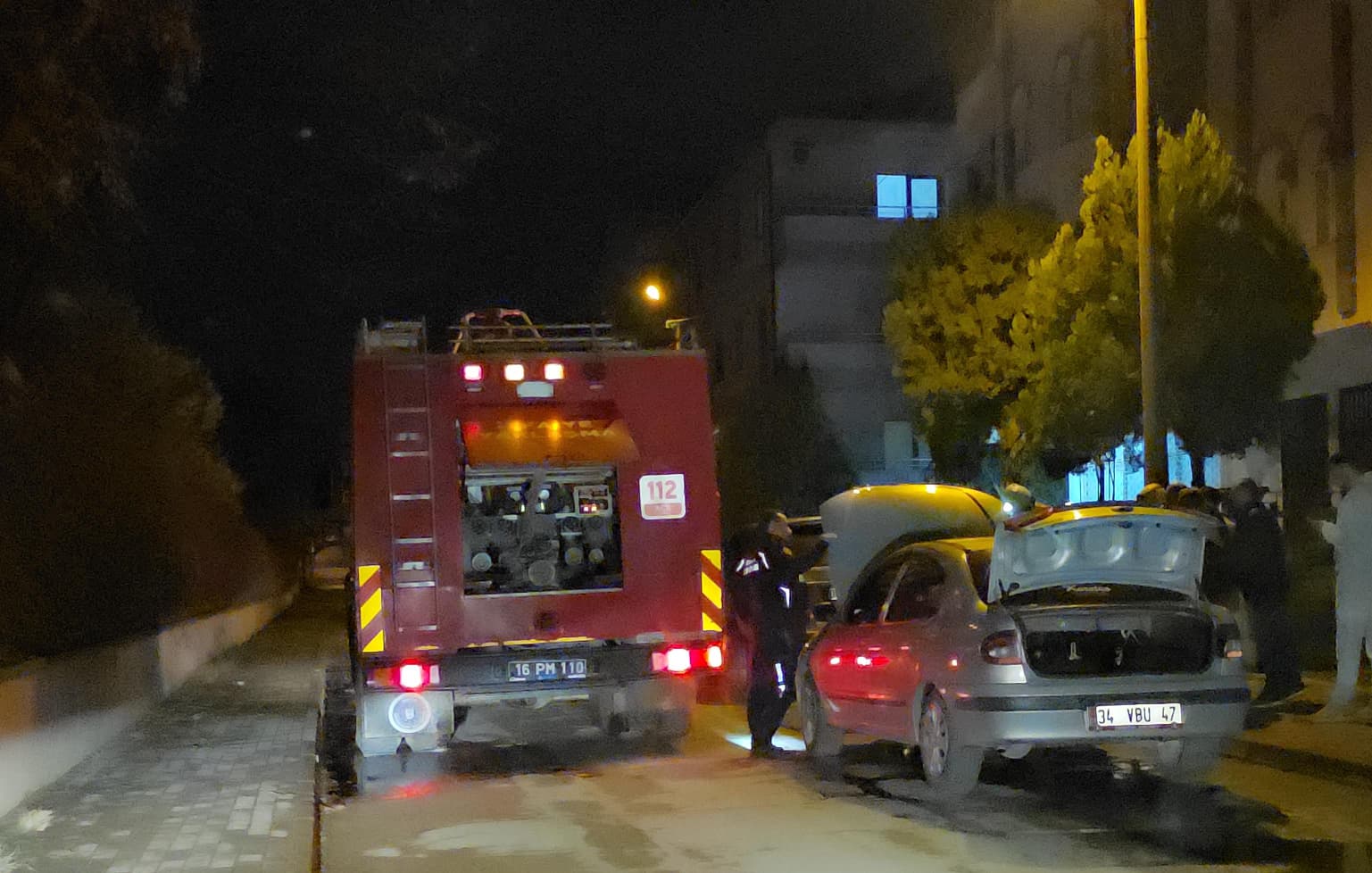 İnegöl’de Park Halindeki Otomobilde Yangın Çıktı Genç Gazete (1)