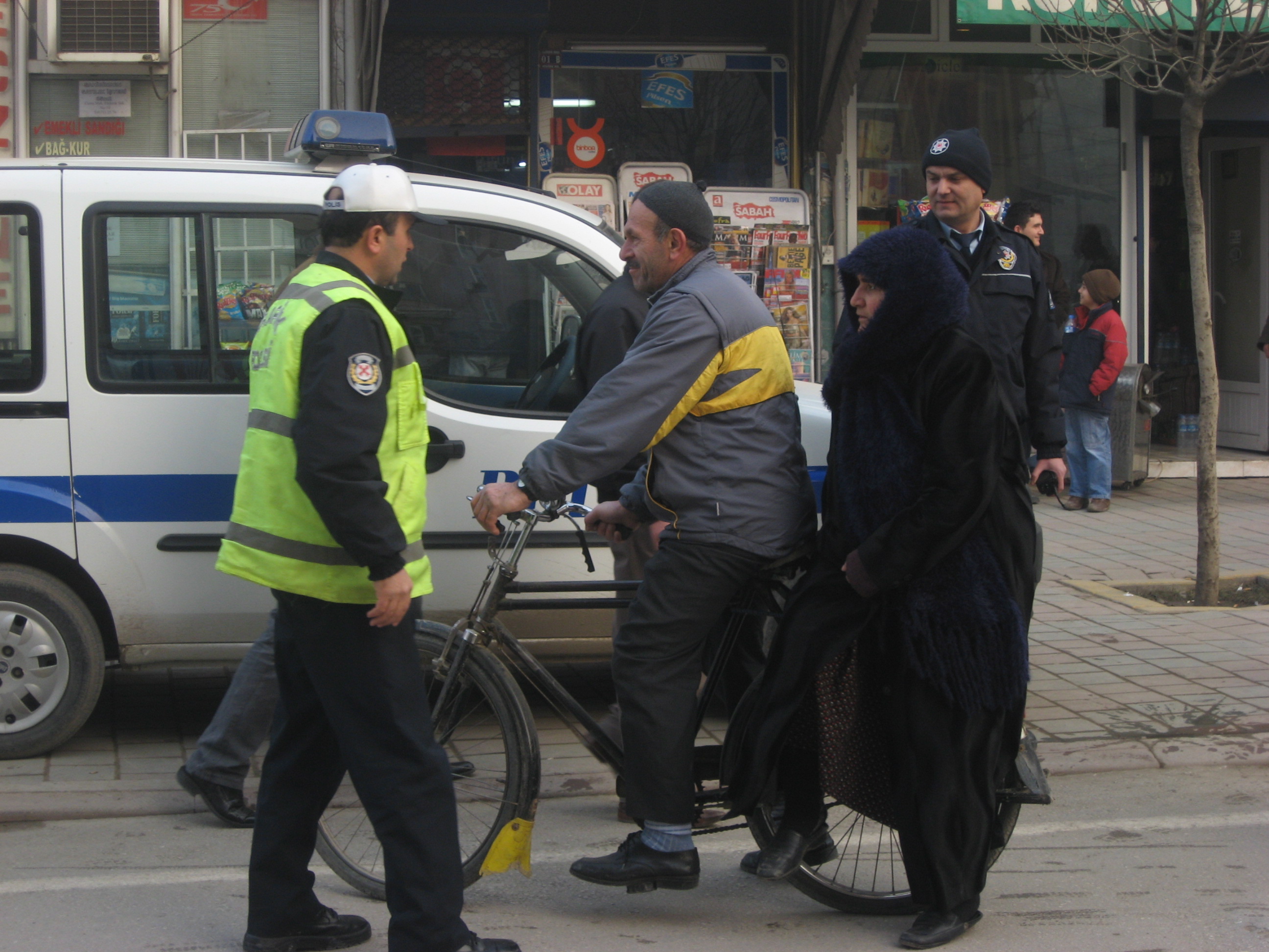 İnegöl’de Ters Yönden Giden Bisikletliler Gençgazete (1)