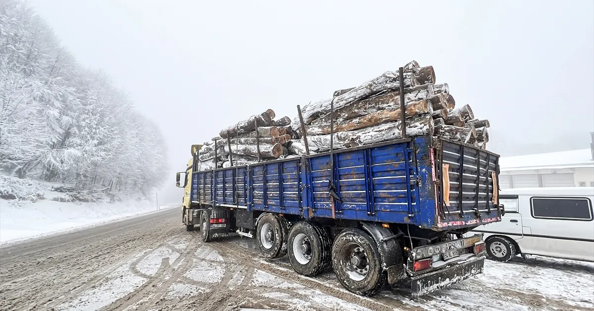 İnegöl'de Ulaşıma Kar Engeli! O Yol Trafiğe Kapatıldı...