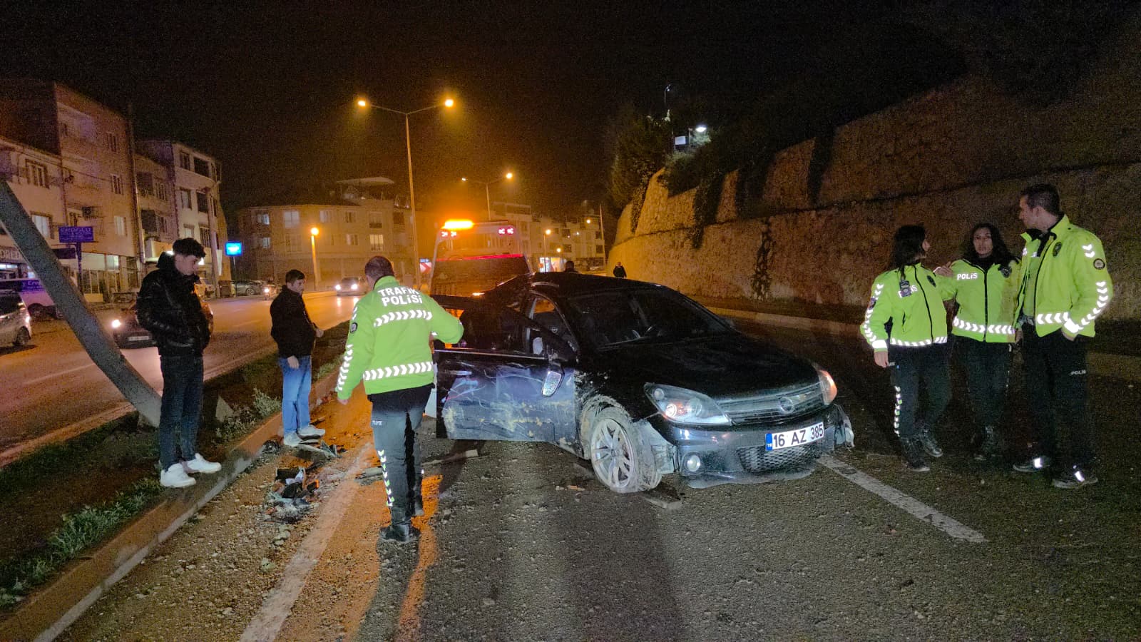 İnegöl’de Yağışlı Havada Kaza! Otomobil Takla Attı, 3 Kişi Yaralandı (2)