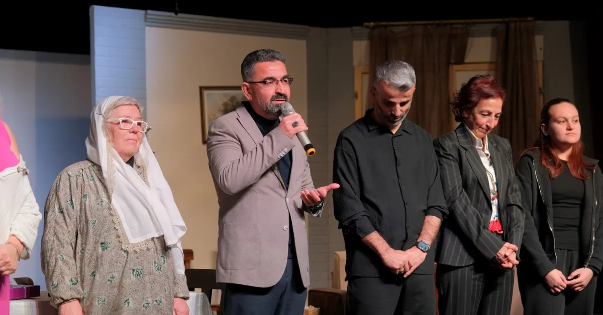 İnegöl’de Yeni Tiyatro Oyunu Geceye Damga Vurdu! Kadın Sığınağı Ayakta Alkışlandı (3)