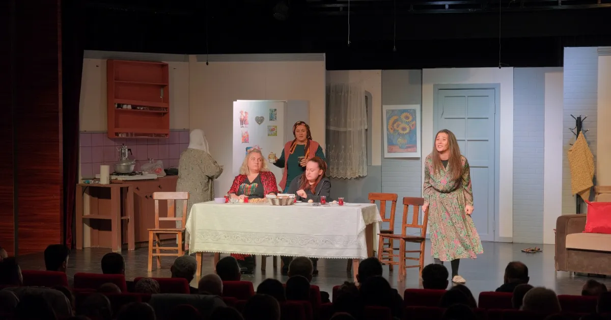 İnegöl’de Yeni Tiyatro Oyunu Geceye Damga Vurdu! Kadın Sığınağı Ayakta Alkışlandı (7)