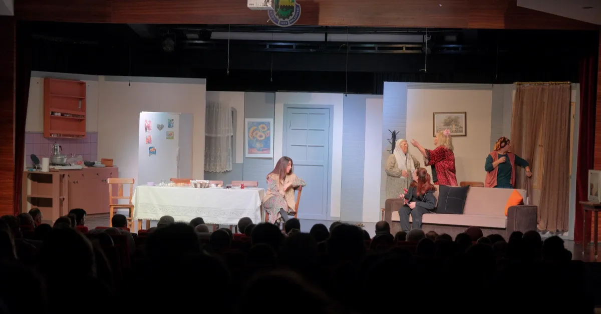 İnegöl’de Yeni Tiyatro Oyunu Geceye Damga Vurdu! Kadın Sığınağı Ayakta Alkışlandı (8)