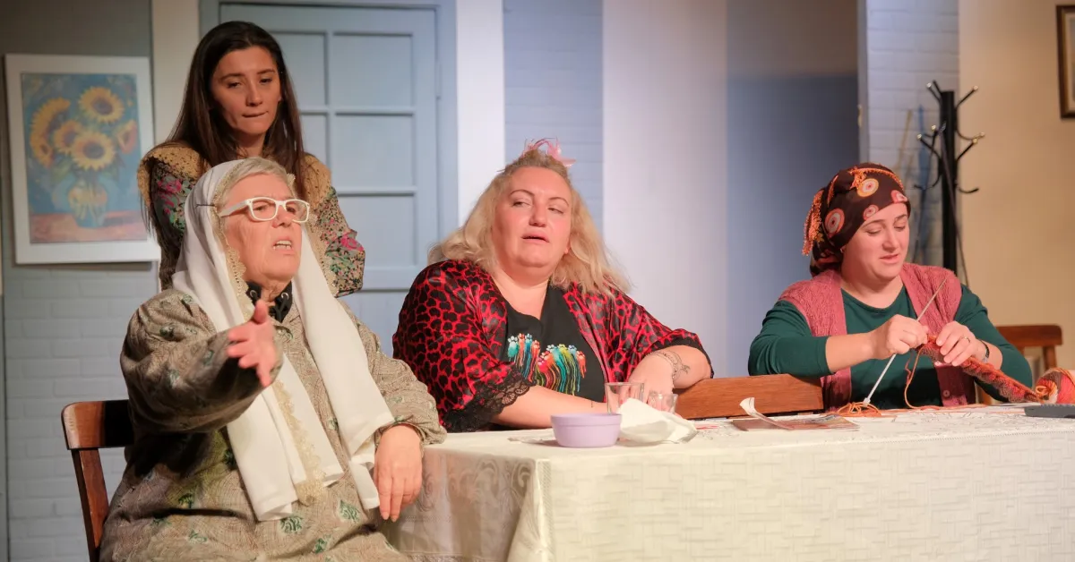 İnegöl’de Yeni Tiyatro Oyunu Geceye Damga Vurdu! Kadın Sığınağı Ayakta Alkışlandı (9)