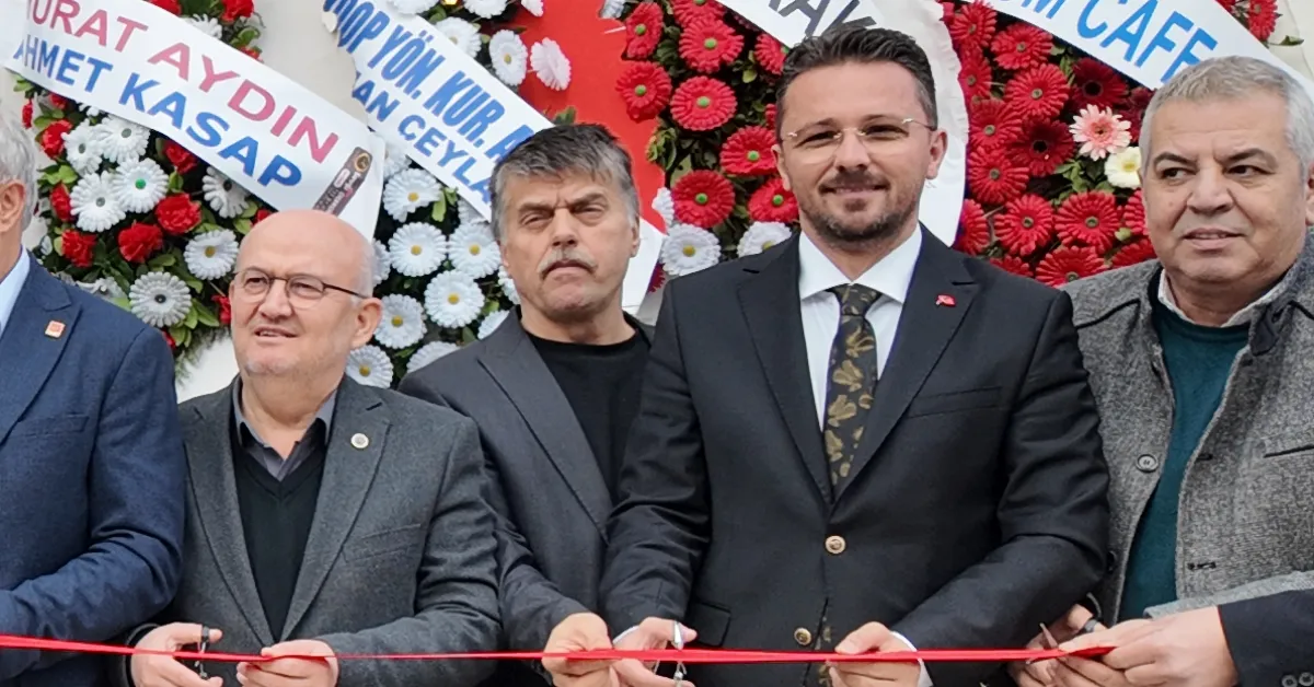 İnegöl’deki Açılışta Dikkat Çeken Kare! Kameralara Yan Yana Yansıdılar