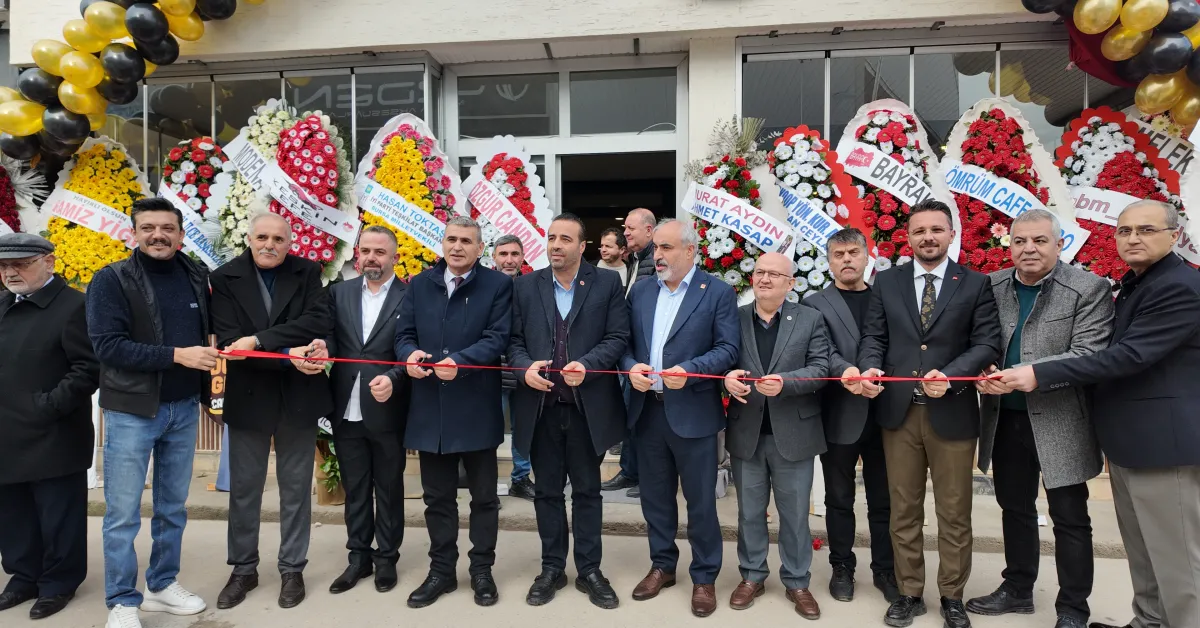 İnegöl’deki Açılışta Dikkat Çeken Kare! Kameralara Yan Yana Yansıdılar1